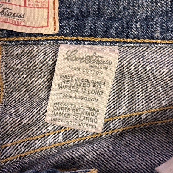 Levi's Relaxed Fit Misses Blue Jeans. Size 12 long. - Picture 6 of 6